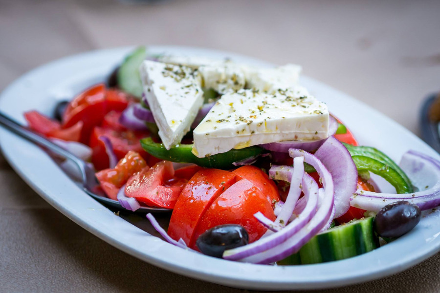 Pausa pranzo in ufficio insalata greca